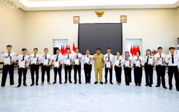 Gubernur Sulut, Mayjen TNI (Purn) Yulius Selvanus, SE, berfoto bersama 15 peserta magang asal Sulawesi Utara yang akan bertolak ke Nagasaki, Jepang, di Wisma Negara Bumi Beringin, Senin (6/4/2026). (Foto: Istimewa)