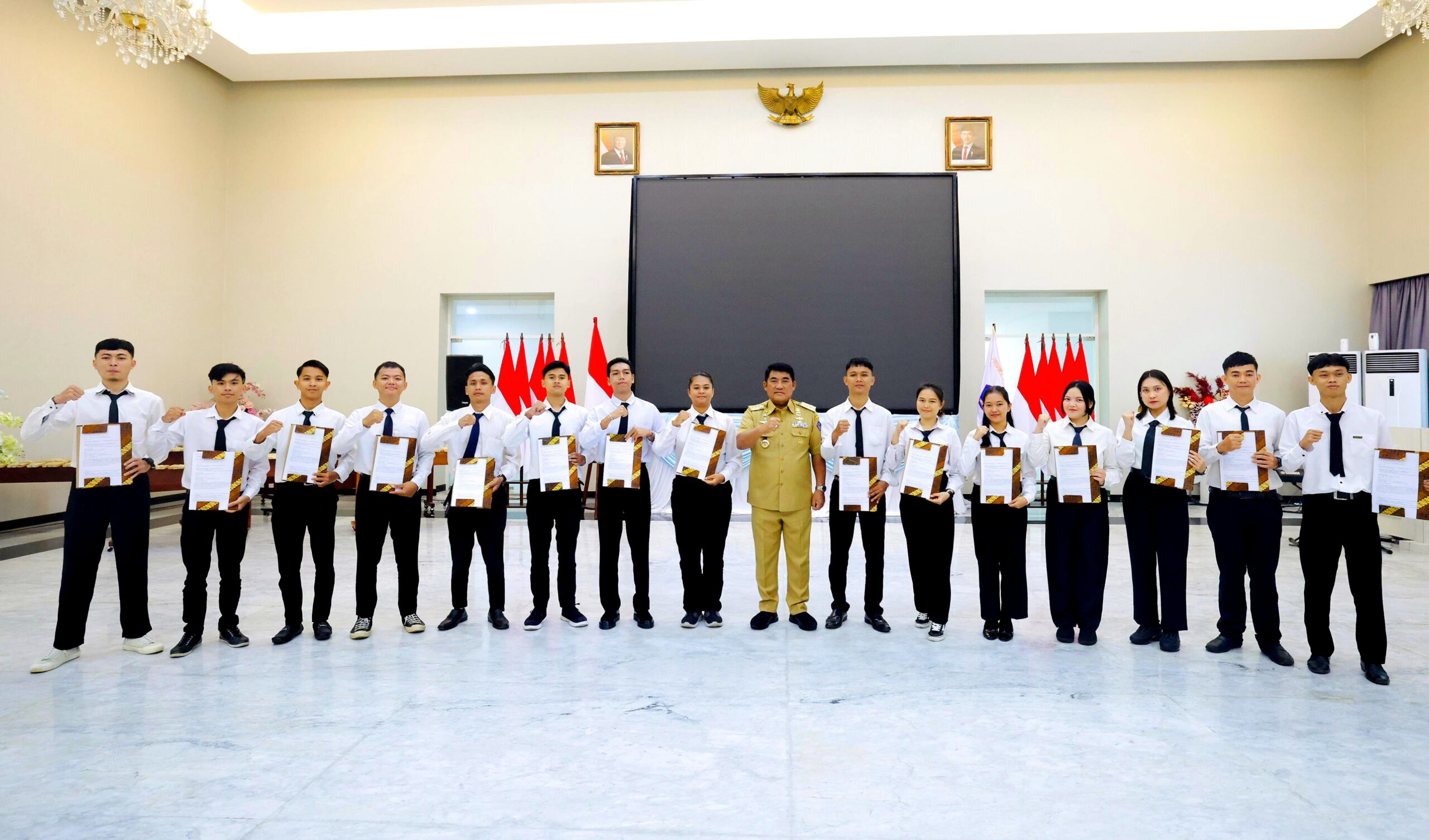 Gubernur Sulut, Mayjen TNI (Purn) Yulius Selvanus, SE, berfoto bersama 15 peserta magang asal Sulawesi Utara yang akan bertolak ke Nagasaki, Jepang, di Wisma Negara Bumi Beringin, Senin (6/4/2026). (Foto: Istimewa)