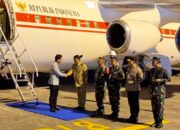 Gubernur Sulawesi Utara, Mayjen TNI (Purn) Yulius Selvanus SE, menyambut kedatangan Wakil Presiden RI Gibran Rakabuming Raka di Bandara Sam Ratulangi, Manado, Senin (6/4/2026) malam. (Foto: Dok. Istimewa)