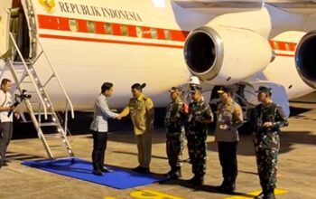 Gubernur Sulawesi Utara, Mayjen TNI (Purn) Yulius Selvanus SE, menyambut kedatangan Wakil Presiden RI Gibran Rakabuming Raka di Bandara Sam Ratulangi, Manado, Senin (6/4/2026) malam. (Foto: Dok. Istimewa)