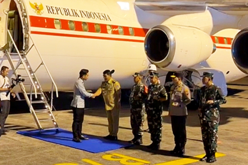 Gubernur Sulawesi Utara, Mayjen TNI (Purn) Yulius Selvanus SE, menyambut kedatangan Wakil Presiden RI Gibran Rakabuming Raka di Bandara Sam Ratulangi, Manado, Senin (6/4/2026) malam. (Foto: Dok. Istimewa)
