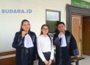 SIMBOL KEADILAN PEREMPUAN: Advokat Citra Tangkudung SH dan Arman Manoppo SH, mengapit Facy, korban KDRT yang berhasil meraih keadilan penuh atas perkara UU ITE yang menjeratnya di PN Manado, Senin (6/4/2026). (Foto: Ridho L Tobing)