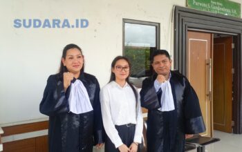 SIMBOL KEADILAN PEREMPUAN: Advokat Citra Tangkudung SH dan Arman Manoppo SH, mengapit Facy, korban KDRT yang berhasil meraih keadilan penuh atas perkara UU ITE yang menjeratnya di PN Manado, Senin (6/4/2026). (Foto: Ridho L Tobing)