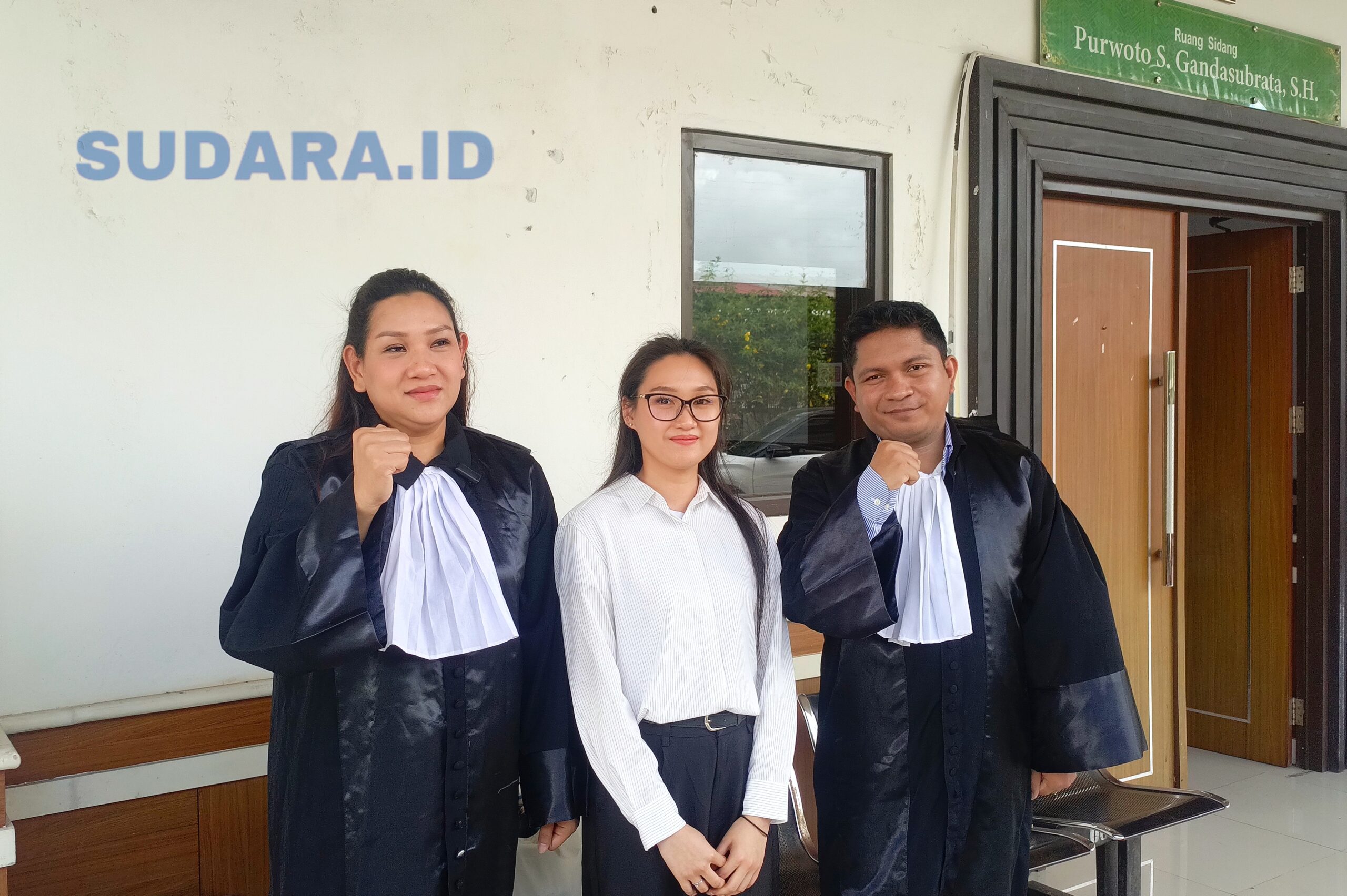 SIMBOL KEADILAN PEREMPUAN: Advokat Citra Tangkudung SH dan Arman Manoppo SH, mengapit Facy, korban KDRT yang berhasil meraih keadilan penuh atas perkara UU ITE yang menjeratnya di PN Manado, Senin (6/4/2026). (Foto: Ridho L Tobing)