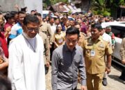 SINERGI PEMULIHAN: Wakil Presiden RI Gibran Rakabuming Raka didampingi Gubernur Sulut Yulius Selvanus saat meninjau kerusakan infrastruktur akibat gempa M 7,6 di Desa Rumengkor, Minahasa, Selasa (7/4/2026). (Foto: Dok. Istimewa)