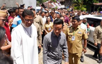 SINERGI PEMULIHAN: Wakil Presiden RI Gibran Rakabuming Raka didampingi Gubernur Sulut Yulius Selvanus saat meninjau kerusakan infrastruktur akibat gempa M 7,6 di Desa Rumengkor, Minahasa, Selasa (7/4/2026). (Foto: Dok. Istimewa)