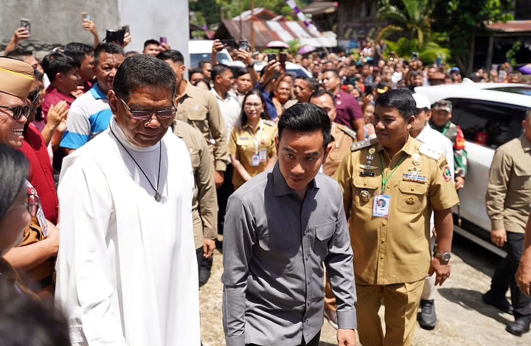 SINERGI PEMULIHAN: Wakil Presiden RI Gibran Rakabuming Raka didampingi Gubernur Sulut Yulius Selvanus saat meninjau kerusakan infrastruktur akibat gempa M 7,6 di Desa Rumengkor, Minahasa, Selasa (7/4/2026). (Foto: Dok. Istimewa)