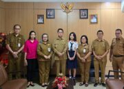 WAKIL TUNGGAL SULUT: Walikota Bitung Hengky Honandar (tengah) saat melepas keberangkatan Kayla Grandny Tinangon (tengah), siswi SMPN 2 Bitung yang menjadi satu-satunya utusan Sulut di Bootcamp Sains dan Matematika Nasional di Jakarta. Tampak mendampingi Kadis Pendidikan Fonny Tumundo, Kepsek SMPN 2 Bitung Tommy Paat, serta orang tua siswa. (Foto: Dok.Istimewa)