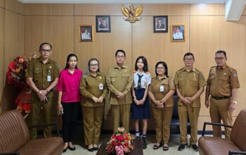 WAKIL TUNGGAL SULUT: Walikota Bitung Hengky Honandar (tengah) saat melepas keberangkatan Kayla Grandny Tinangon (tengah), siswi SMPN 2 Bitung yang menjadi satu-satunya utusan Sulut di Bootcamp Sains dan Matematika Nasional di Jakarta. Tampak mendampingi Kadis Pendidikan Fonny Tumundo, Kepsek SMPN 2 Bitung Tommy Paat, serta orang tua siswa. (Foto: Dok.Istimewa)