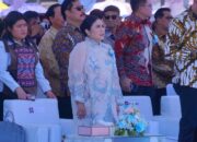 Istri Menteri PKP, Ny. Shinta Triastuti Sirait, tampak khidmat mengikuti rangkaian Ibadah Raya Puncak Paskah Nasional 2026 di Pohon Kasih, Mega Mas, Manado. (Foto: Ridho L Tobing)