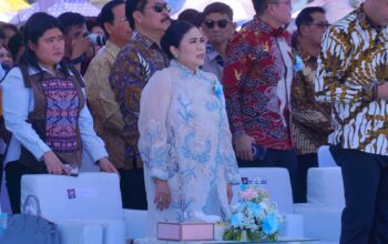 Istri Menteri PKP, Ny. Shinta Triastuti Sirait, tampak khidmat mengikuti rangkaian Ibadah Raya Puncak Paskah Nasional 2026 di Pohon Kasih, Mega Mas, Manado. (Foto: Ridho L Tobing)