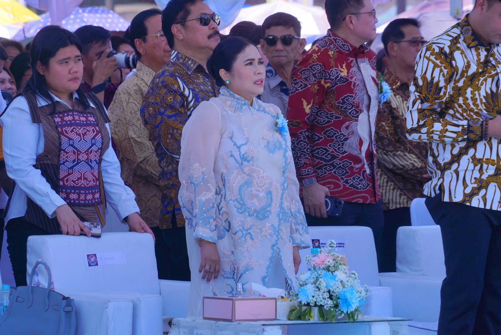 Istri Menteri PKP, Ny. Shinta Triastuti Sirait, tampak khidmat mengikuti rangkaian Ibadah Raya Puncak Paskah Nasional 2026 di Pohon Kasih, Mega Mas, Manado. (Foto: Ridho L Tobing)