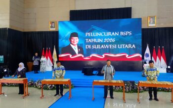 Ketua Satgas Perumahan Hashim Djojohadikusumo (kedua kanan) bersama Gubernur Sulut Yulius Selvanus (ketiga kanan), Dirjen Perumahan Perkotaan Sri Haryati (kiri), dan Wagub Victor Mailangkay (kanan) memukul Kolintang saat peluncuran BSPS 2026 di Graha Gubernuran, Manado, Rabu (8/4/2026). (Foto: Ridho L Tobing)