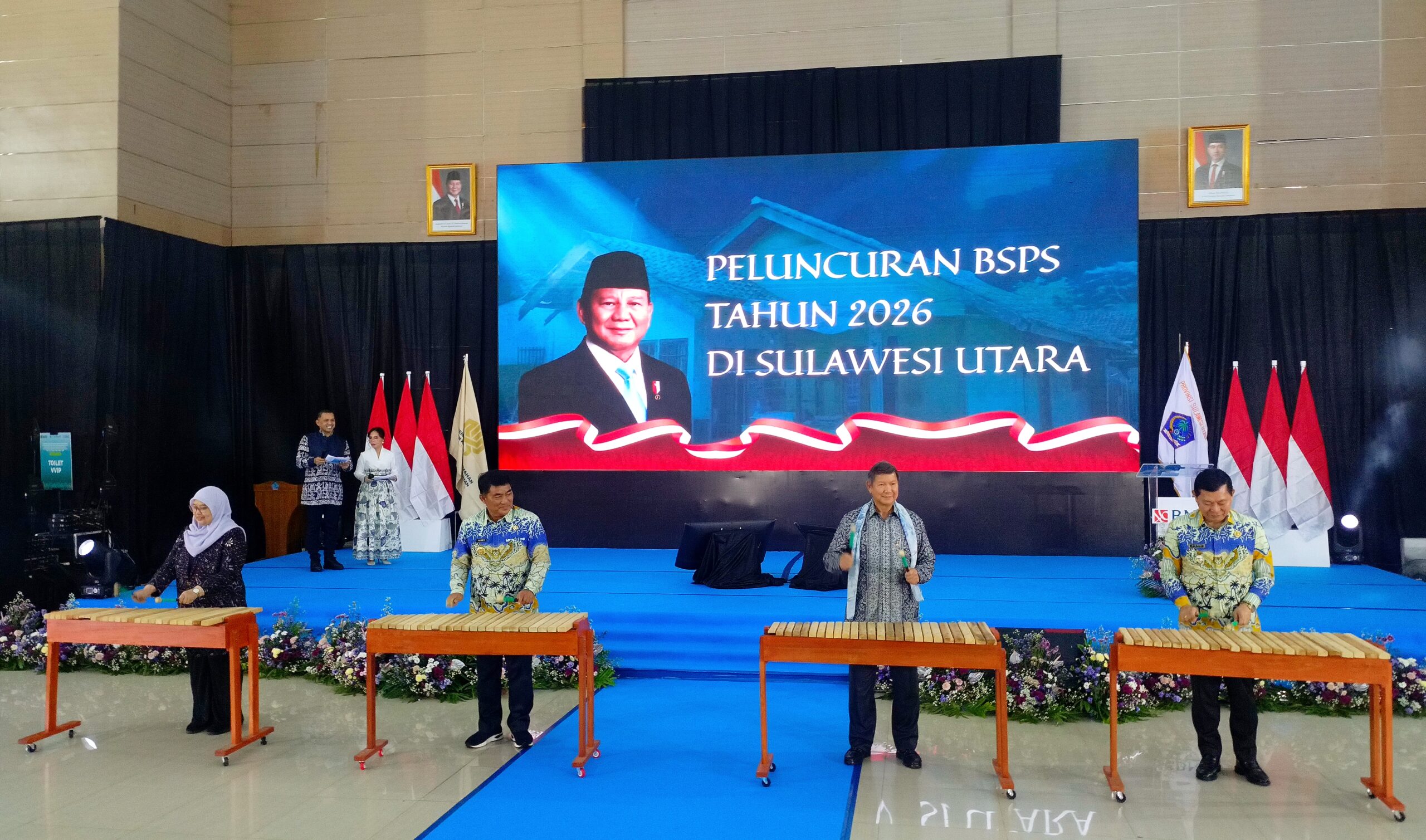 Ketua Satgas Perumahan Hashim Djojohadikusumo (kedua kanan) bersama Gubernur Sulut Yulius Selvanus (ketiga kanan), Dirjen Perumahan Perkotaan Sri Haryati (kiri), dan Wagub Victor Mailangkay (kanan) memukul Kolintang saat peluncuran BSPS 2026 di Graha Gubernuran, Manado, Rabu (8/4/2026). (Foto: Ridho L Tobing)