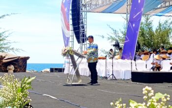 KEBANGKITAN SULUT: Gubernur Sulawesi Utara, Yulius Selvanus, menyerukan pesan harapan dan kebersamaan untuk Sulawesi Utara pada Puncak Perayaan Paskah Nasional 2026 di Kawasan Pohon Kasih, Megamas, Manado, Rabu (8/4/2026). (Foto: Ridho L Tobing)