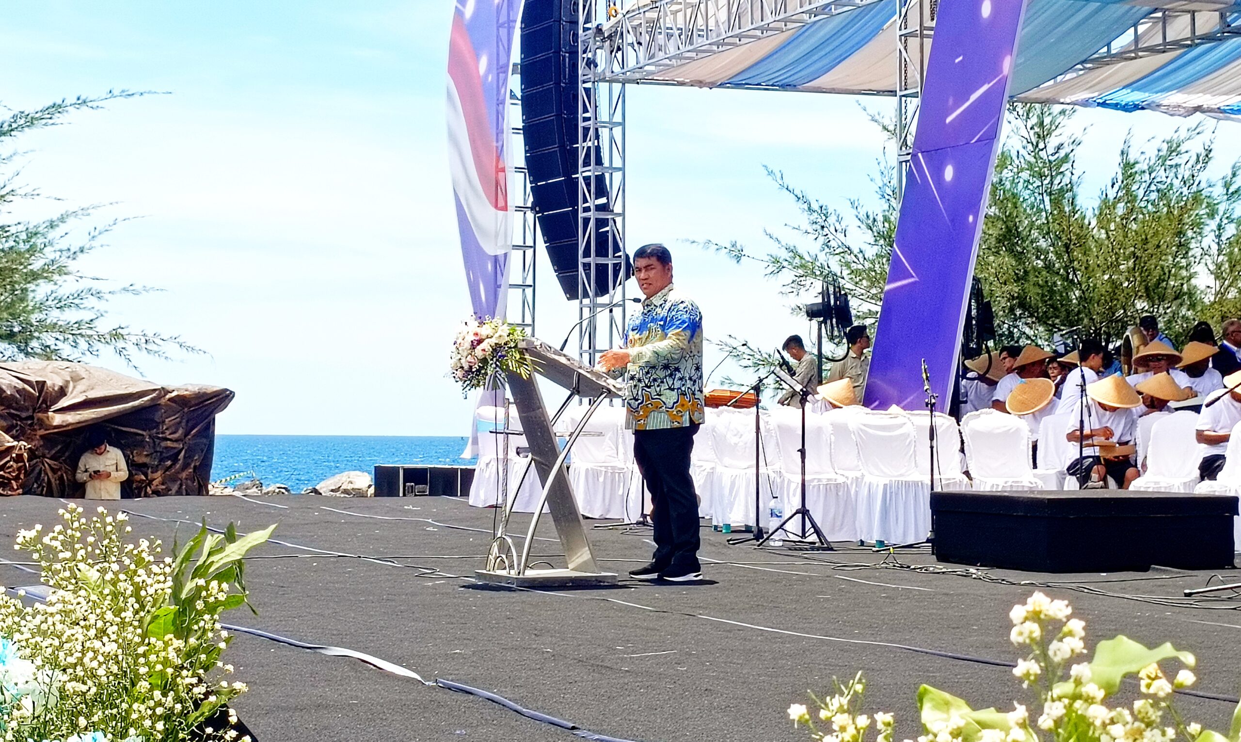 KEBANGKITAN SULUT: Gubernur Sulawesi Utara, Yulius Selvanus, menyerukan pesan harapan dan kebersamaan untuk Sulawesi Utara pada Puncak Perayaan Paskah Nasional 2026 di Kawasan Pohon Kasih, Megamas, Manado, Rabu (8/4/2026). (Foto: Ridho L Tobing)