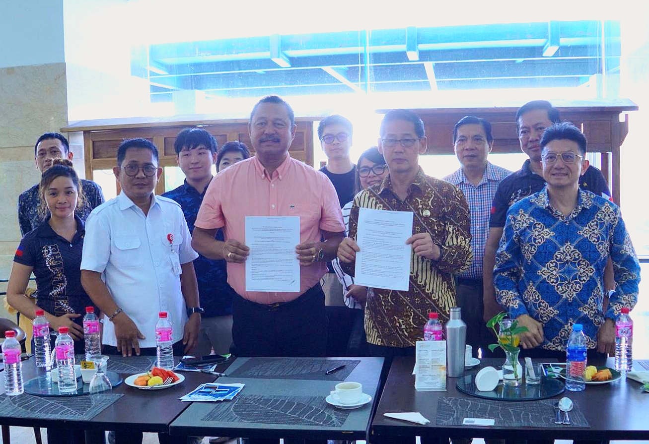 MAGNET INVESTASI: Walikota Bitung Hengky Honandar bersama delegasi investor asal Filipina saat menjajaki peluang kerja sama di sektor perikanan dan logistik. Pemkot Bitung terus memperluas jejaring kerja sama global guna mendorong pertumbuhan ekonomi daerah. (Foto: Dok. Istimewa)