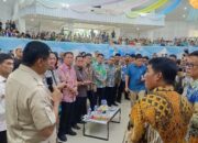 Walikota Bitung, Hengky Honandar (batik hijau) saat menyampaikan usulan 300 rumah subsidi kepada Menteri PKP Maruarar Sirait di hadapan Gubernur Sulut Yulius Selvanus, Kamis (9/4/2026). (Foto: Ridho L Tobing)