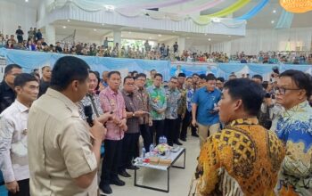 Walikota Bitung, Hengky Honandar (batik hijau) saat menyampaikan usulan 300 rumah subsidi kepada Menteri PKP Maruarar Sirait di hadapan Gubernur Sulut Yulius Selvanus, Kamis (9/4/2026). (Foto: Ridho L Tobing)