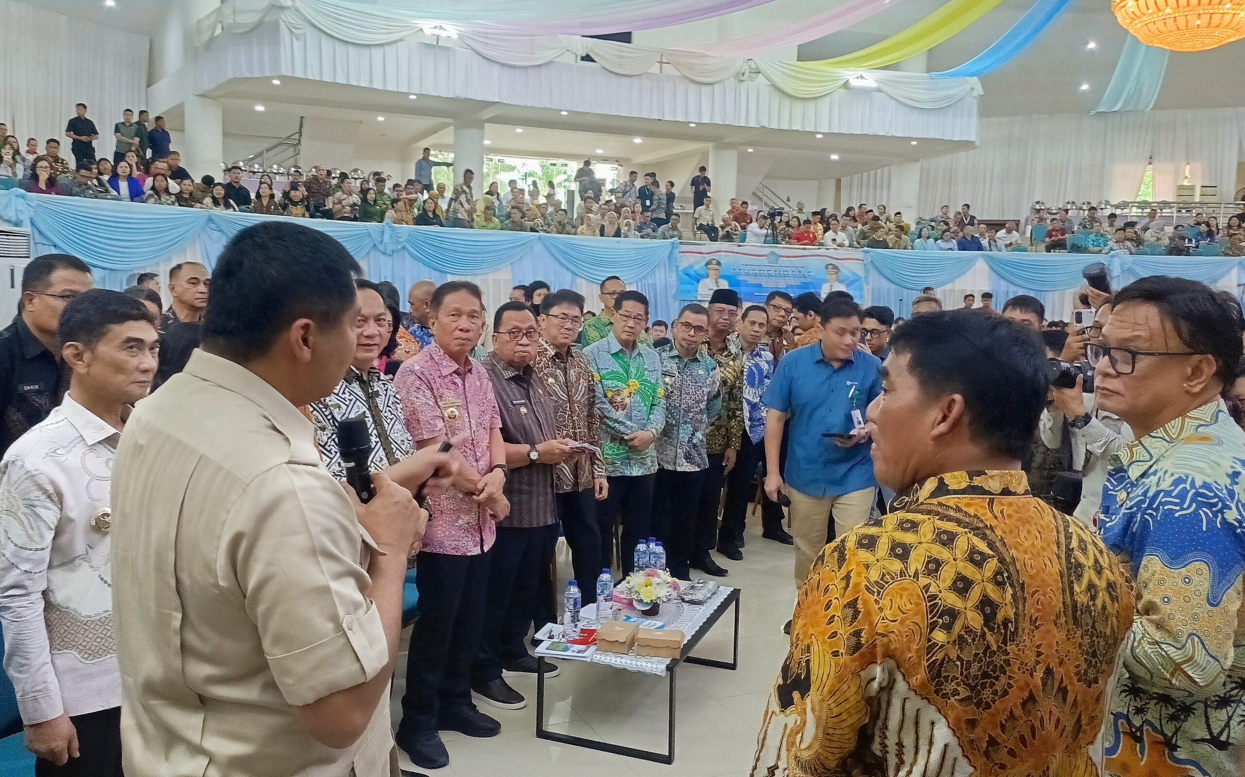 Walikota Bitung, Hengky Honandar (batik hijau) saat menyampaikan usulan 300 rumah subsidi kepada Menteri PKP Maruarar Sirait di hadapan Gubernur Sulut Yulius Selvanus, Kamis (9/4/2026). (Foto: Ridho L Tobing)