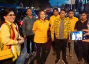 MOMENTUM MUSDA XI Partai Golkar Sulut: dr Michaela Elsiana Paruntu (MEP) bersama Christiany Eugenia Paruntu (CEP) tiba di Sekretariat Golkar Sulut. MEP secara resmi mendaftarkan diri bertarung dalam bursa calon Ketua DPD I periode 2026-2031. (Foto: Ridho L Tobing)