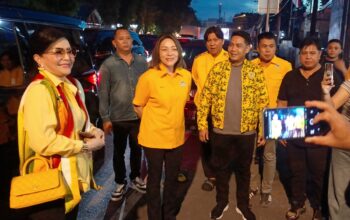 MOMENTUM MUSDA XI Partai Golkar Sulut: dr Michaela Elsiana Paruntu (MEP) bersama Christiany Eugenia Paruntu (CEP) tiba di Sekretariat Golkar Sulut. MEP secara resmi mendaftarkan diri bertarung dalam bursa calon Ketua DPD I periode 2026-2031. (Foto: Ridho L Tobing)