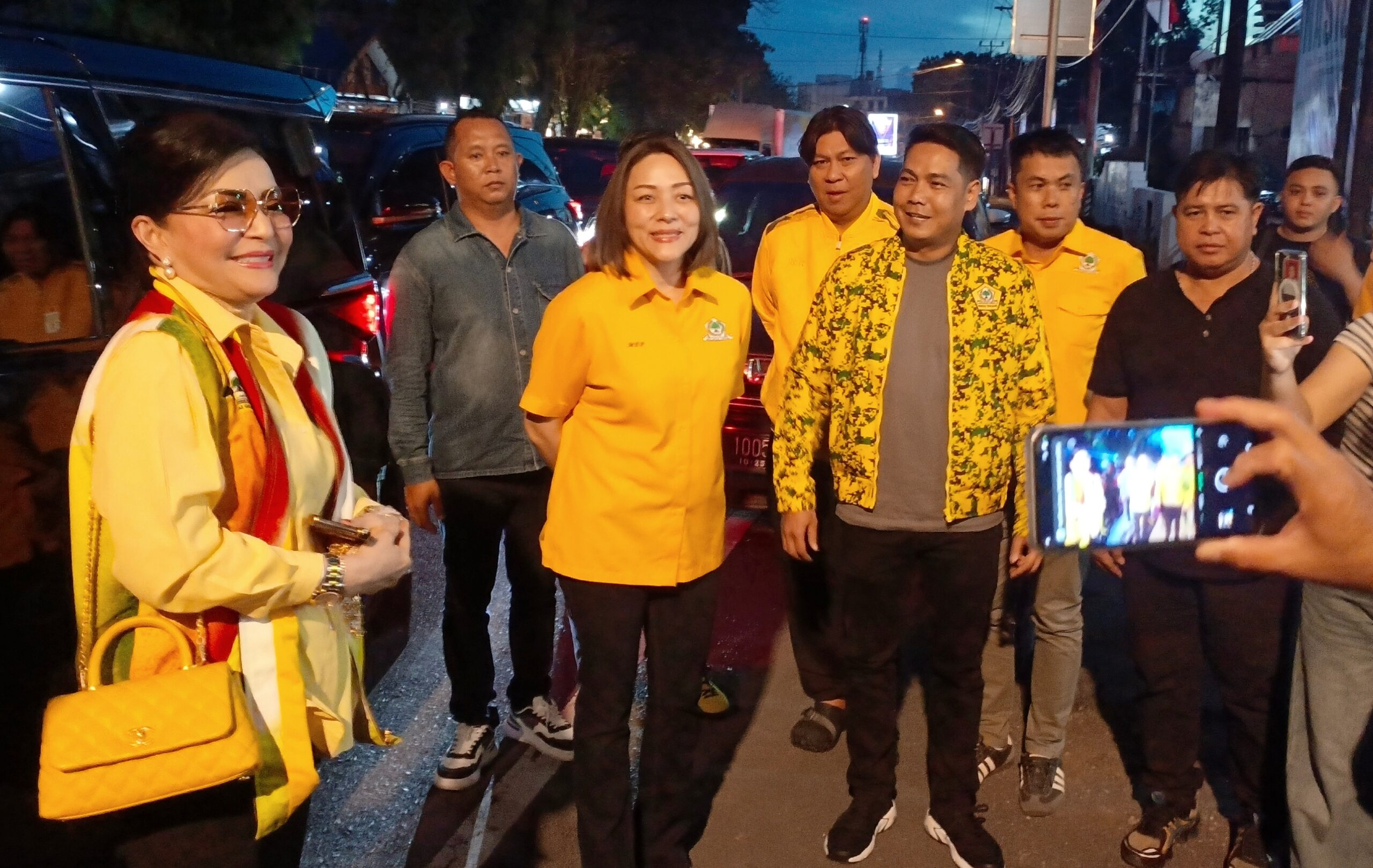 MOMENTUM MUSDA XI Partai Golkar Sulut: dr Michaela Elsiana Paruntu (MEP) bersama Christiany Eugenia Paruntu (CEP) tiba di Sekretariat Golkar Sulut. MEP secara resmi mendaftarkan diri bertarung dalam bursa calon Ketua DPD I periode 2026-2031. (Foto: Ridho L Tobing)