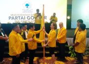 PUNCAK MUSDA XI: Penyerahan pataka oleh pimpinan sidang kepada Michaela Elsiana Paruntu (MEP) menandai pengesahan dirinya sebagai Ketua DPD I Partai Golkar Sulut terpilih periode 2025-2030. (Foto: Ridho L Tobing)