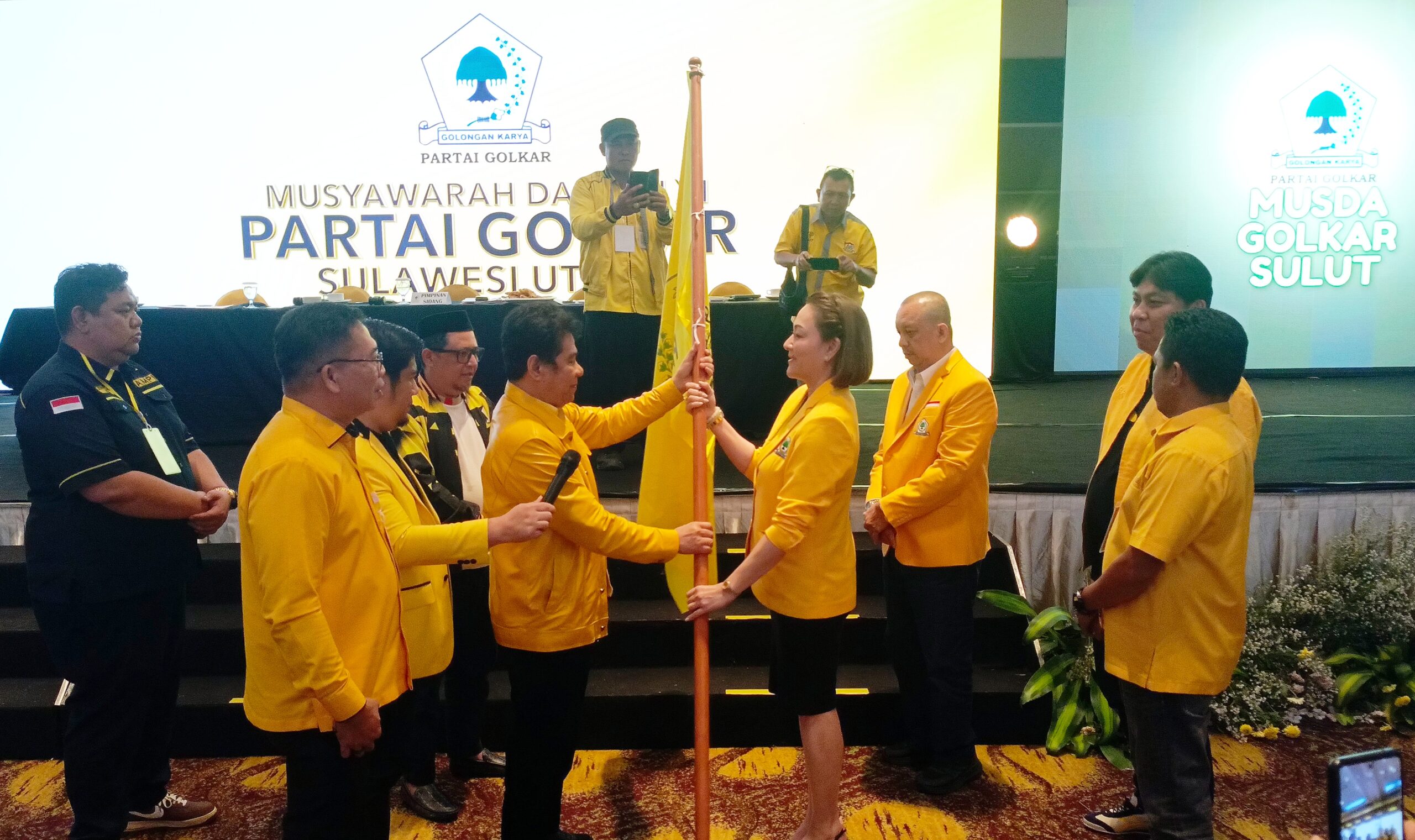 PUNCAK MUSDA XI: Penyerahan pataka oleh pimpinan sidang kepada Michaela Elsiana Paruntu (MEP) menandai pengesahan dirinya sebagai Ketua DPD I Partai Golkar Sulut terpilih periode 2025-2030. (Foto: Ridho L Tobing)