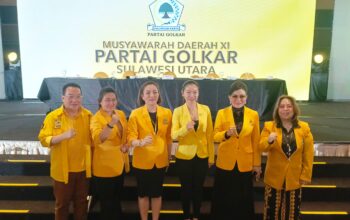Ketua DPD II Partai Golkar Kota Bitung, Priscilla Cindy Wurangian (ketiga dari kanan), diapit Ketua DPD I Partai Golkar Sulut, Michaela Elsiana Paruntu (MEP) dan Christiany Eugenia Paruntu (CEP) di arena Musda XI Partai Golkar Sulut. (Foto: Ridho L Tobing)
