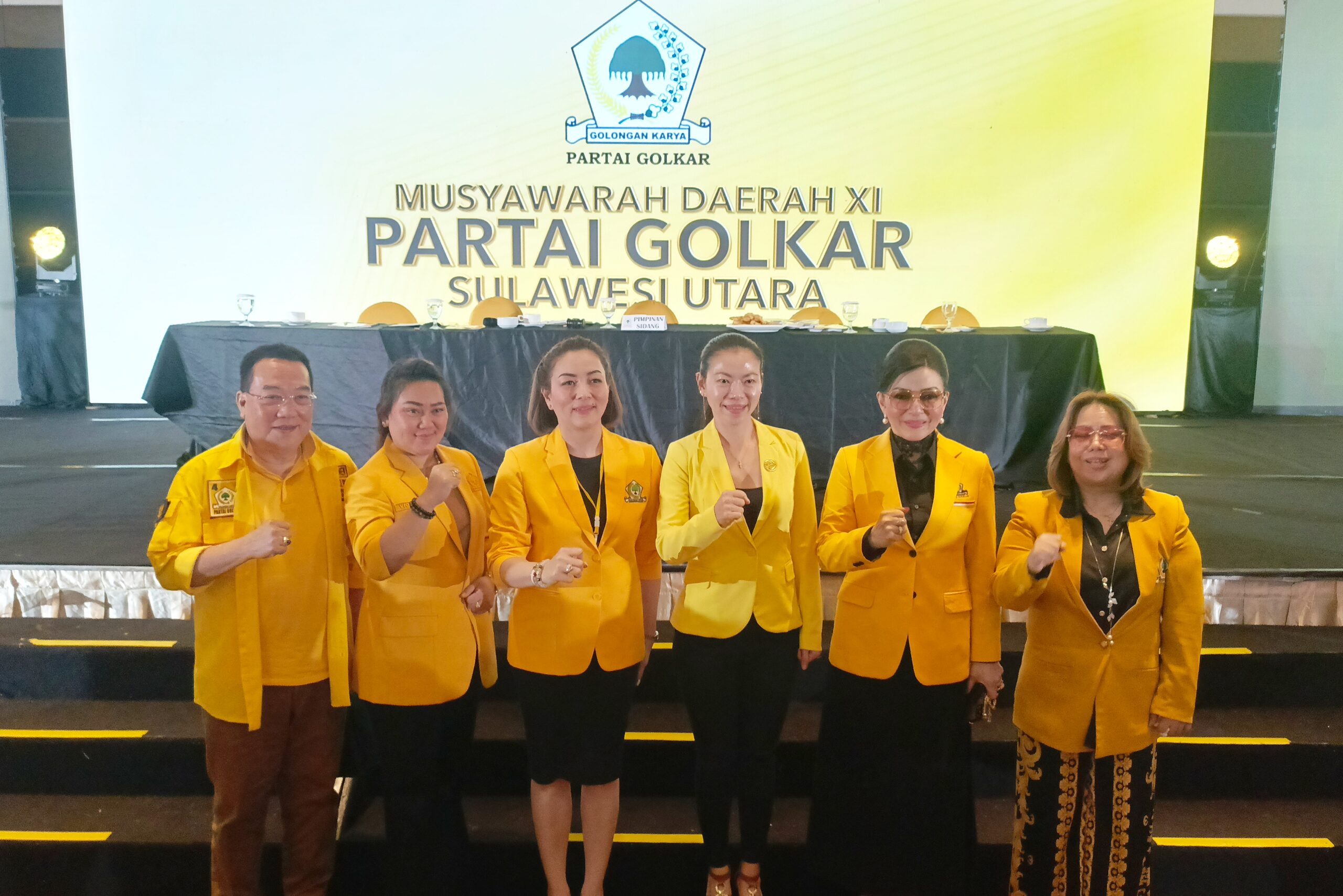 Ketua DPD II Partai Golkar Kota Bitung, Priscilla Cindy Wurangian (ketiga dari kanan), diapit Ketua DPD I Partai Golkar Sulut, Michaela Elsiana Paruntu (MEP) dan Christiany Eugenia Paruntu (CEP) di arena Musda XI Partai Golkar Sulut. (Foto: Ridho L Tobing)
