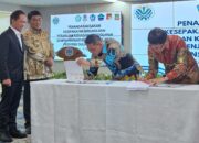 Walikota Bitung Hengky Honandar (batik biru), saat prosesi penandatanganan PKS Pengolahan Sampah Menjadi Energi Listrik (PSEL), disaksikan Menteri LH/Kepala BPLH dan Gubernur Sulawesi Utara di Plaza Kuningan, Jakarta. (Foto: Dok. Istimewa)