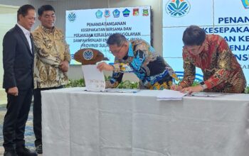 Walikota Bitung Hengky Honandar (batik biru), saat prosesi penandatanganan PKS Pengolahan Sampah Menjadi Energi Listrik (PSEL), disaksikan Menteri LH/Kepala BPLH dan Gubernur Sulawesi Utara di Plaza Kuningan, Jakarta. (Foto: Dok. Istimewa)