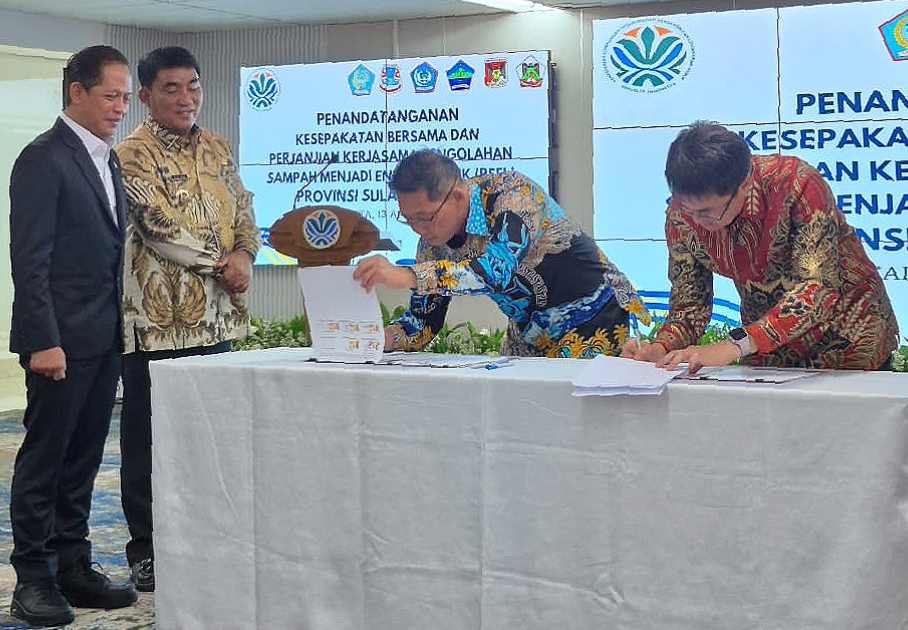 Walikota Bitung Hengky Honandar (batik biru), saat prosesi penandatanganan PKS Pengolahan Sampah Menjadi Energi Listrik (PSEL), disaksikan Menteri LH/Kepala BPLH dan Gubernur Sulawesi Utara di Plaza Kuningan, Jakarta. (Foto: Dok. Istimewa)