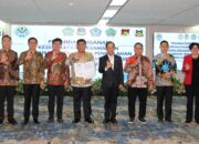 Gubernur Sulut Mayjen TNI (Purn) Yulius Selvanus (keempat dari kiri) bersama Menteri LH Hanif Faisol Nurofiq dan lima kepala daerah usai penandatanganan Kesepakatan Bersama penyelenggaraan PSEL Manado Raya di Jakarta, Senin (13/4/2026). (Foto: Dok. Istimewa)