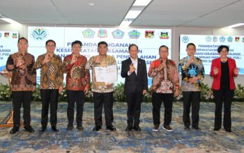 Gubernur Sulut Mayjen TNI (Purn) Yulius Selvanus (keempat dari kiri) bersama Menteri LH Hanif Faisol Nurofiq dan lima kepala daerah usai penandatanganan Kesepakatan Bersama penyelenggaraan PSEL Manado Raya di Jakarta, Senin (13/4/2026). (Foto: Dok. Istimewa)