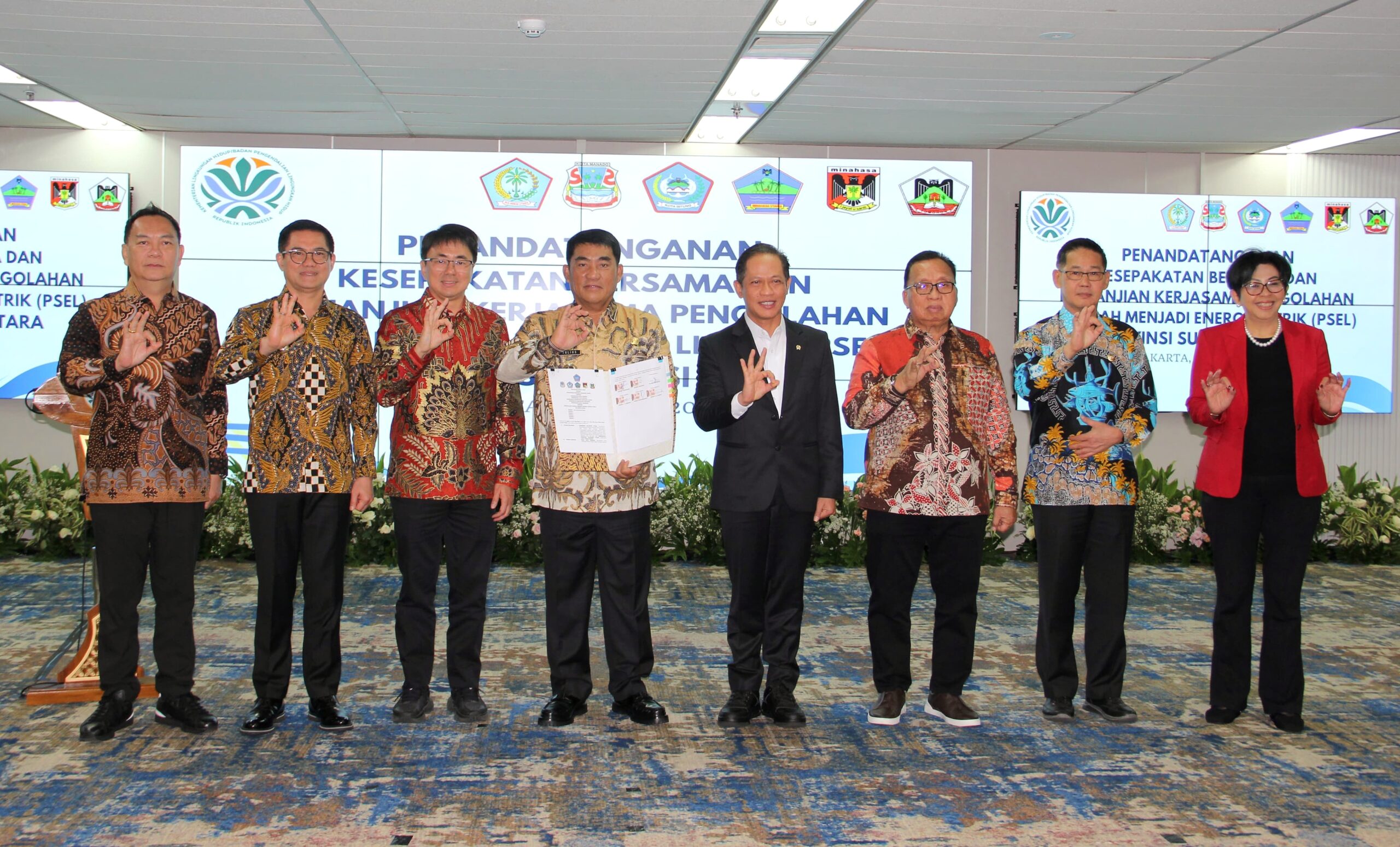 Gubernur Sulut Mayjen TNI (Purn) Yulius Selvanus (keempat dari kiri) bersama Menteri LH Hanif Faisol Nurofiq dan lima kepala daerah usai penandatanganan Kesepakatan Bersama penyelenggaraan PSEL Manado Raya di Jakarta, Senin (13/4/2026). (Foto: Dok. Istimewa)