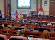 BEDAH ANGGARAN: Suasana rapat Panitia Khusus (Pansus) LKPJ Gubernur Tahun Anggaran 2025 di Ruang Paripurna DPRD Sulut, Senin (13/4/2026). Rapat ini menghadirkan jajaran SKPD Pemprov Sulut untuk memaparkan detail realisasi penggunaan anggaran dan capaian kinerja fisik tahun 2025. (Foto: Ridho L Tobing)