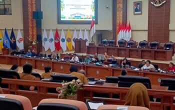 BEDAH ANGGARAN: Suasana rapat Panitia Khusus (Pansus) LKPJ Gubernur Tahun Anggaran 2025 di Ruang Paripurna DPRD Sulut, Senin (13/4/2026). Rapat ini menghadirkan jajaran SKPD Pemprov Sulut untuk memaparkan detail realisasi penggunaan anggaran dan capaian kinerja fisik tahun 2025. (Foto: Ridho L Tobing)