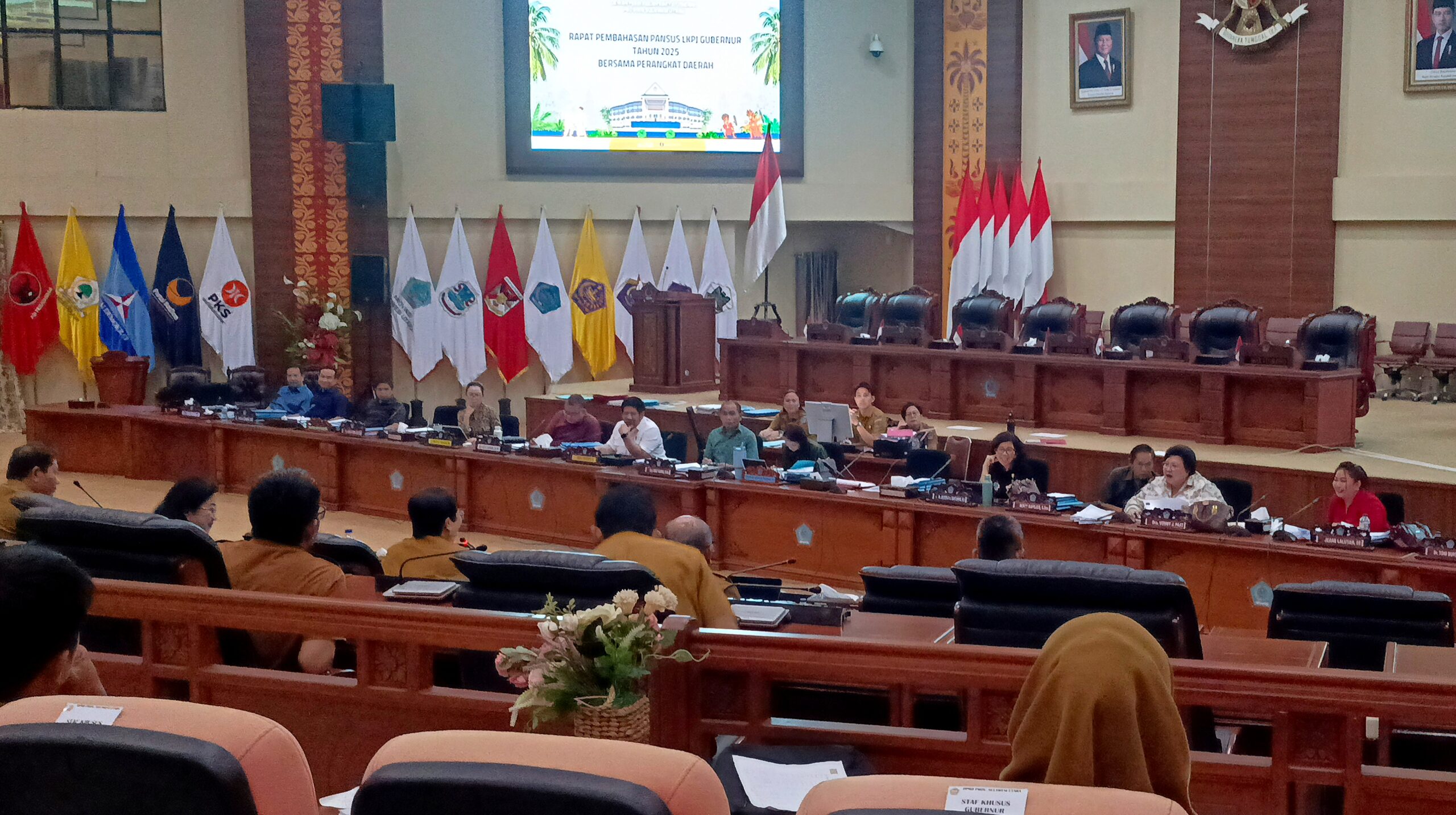 BEDAH ANGGARAN: Suasana rapat Panitia Khusus (Pansus) LKPJ Gubernur Tahun Anggaran 2025 di Ruang Paripurna DPRD Sulut, Senin (13/4/2026). Rapat ini menghadirkan jajaran SKPD Pemprov Sulut untuk memaparkan detail realisasi penggunaan anggaran dan capaian kinerja fisik tahun 2025. (Foto: Ridho L Tobing)