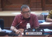Louis Carl Schramm SH MH, saat memberikan catatan strategis kepada jajaran SKPD terkait pengendalian inflasi dan optimalisasi PAD dalam rapat Pansus LKPJ DPRD Sulut. (Foto: Dok. Istimewa)