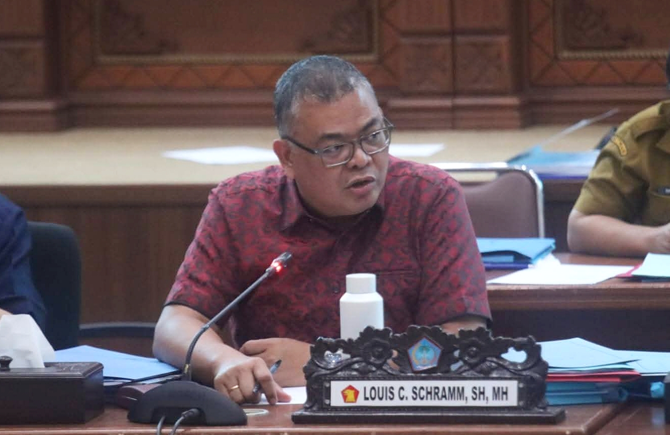 Louis Carl Schramm SH MH, saat memberikan catatan strategis kepada jajaran SKPD terkait pengendalian inflasi dan optimalisasi PAD dalam rapat Pansus LKPJ DPRD Sulut. (Foto: Dok. Istimewa)