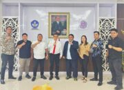 Jajaran pengurus PBH Peradi Manado yang dipimpin Handri Piter Poae SH (berjas), saat melakukan pertemuan resmi dengan Rektor Unsrat Prof. Oktovian Berty A. Sompie (tengah), membahas persiapan Seminar Nasional terkait implementasi KUHP dan KUHAP Nasional. (Foto: Dok. SUDARA)