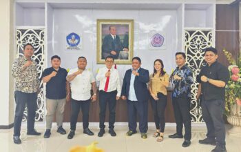 Jajaran pengurus PBH Peradi Manado yang dipimpin Handri Piter Poae SH (berjas), saat melakukan pertemuan resmi dengan Rektor Unsrat Prof. Oktovian Berty A. Sompie (tengah), membahas persiapan Seminar Nasional terkait implementasi KUHP dan KUHAP Nasional. (Foto: Dok. SUDARA)