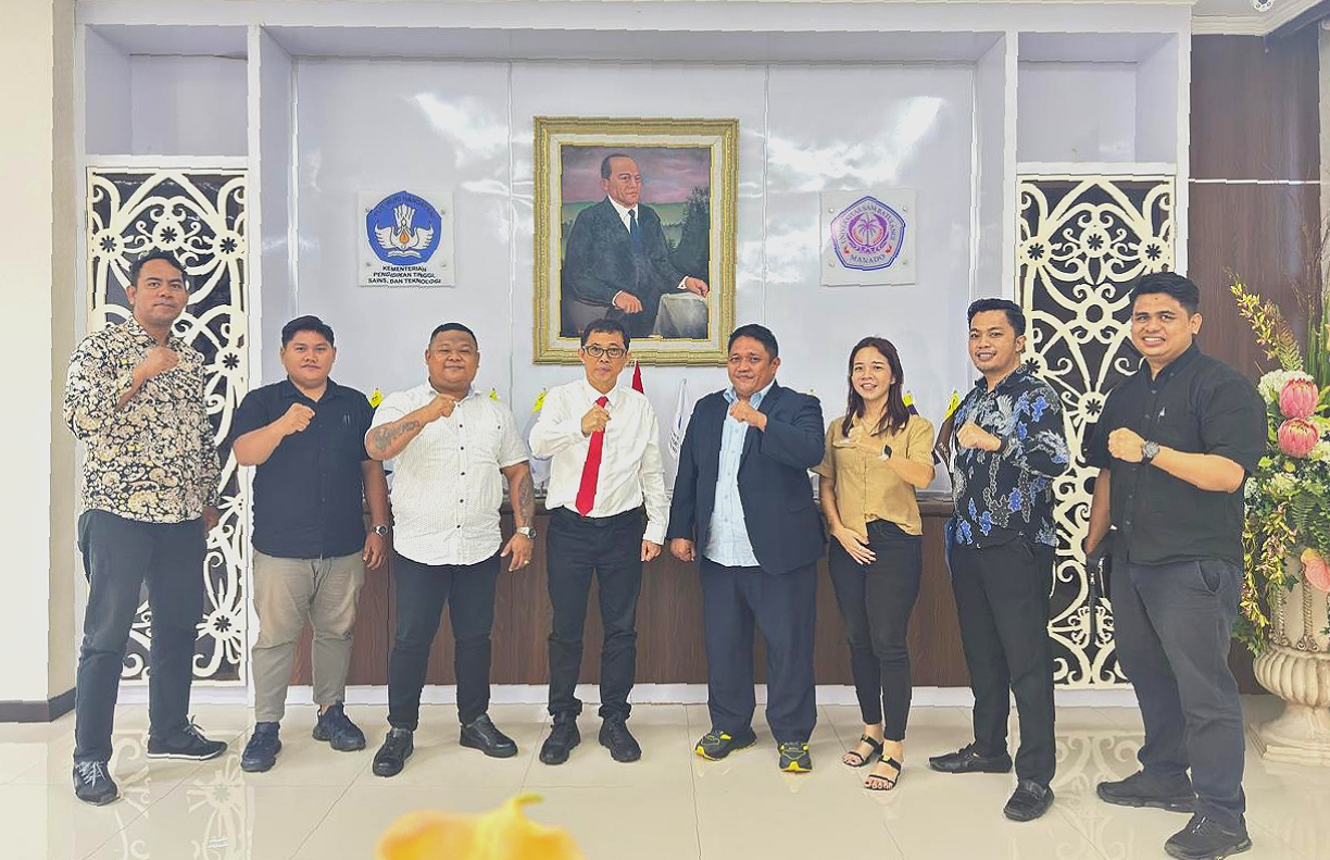 Jajaran pengurus PBH Peradi Manado yang dipimpin Handri Piter Poae SH (berjas), saat melakukan pertemuan resmi dengan Rektor Unsrat Prof. Oktovian Berty A. Sompie (tengah), membahas persiapan Seminar Nasional terkait implementasi KUHP dan KUHAP Nasional. (Foto: Dok. SUDARA)
