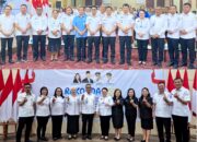 Asisten I Setda Kota Bitung, Forsman F. T. Dandel, S.Sos (ketiga dari kiri atas) bersama Kadis PPKB, Dr Haidy Malingkas (kedua dari kiri bawah), saat menghadiri Rakorda Bangga Kencana Tingkat Provinsi Sulawesi Utara tahun 2026. (Foto: Dok. SUDARA.ID)