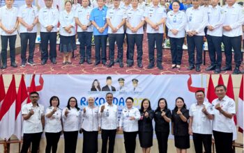 Asisten I Setda Kota Bitung, Forsman F. T. Dandel, S.Sos (ketiga dari kiri atas) bersama Kadis PPKB, Dr Haidy Malingkas (kedua dari kiri bawah), saat menghadiri Rakorda Bangga Kencana Tingkat Provinsi Sulawesi Utara tahun 2026. (Foto: Dok. SUDARA.ID)