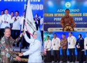 Walikota Bitung Hengky Honandar SE saat prosesi pelantikan pengurus pusat ASPEKSINDO periode 2025–2030 yang ditandai dengan penyerahan pataka organisasi oleh Menteri KKP Sakti Wahyu Trenggono kepada Ketua Umum ASPEKSINDO, Dr Hj Erlina SH MH, di Hotel Borobudur, Jakarta, pada Selasa (14/4/2026). (Foto: Dok. SUDARA.ID)