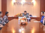 Walikota Bitung Hengky Honandar saat menerima kunjungan Kepala BPS Bitung Carlos E. Siburian terkait persiapan Sensus Ekonomi 2026. Pemkot Bitung pastikan dukungan penuh demi keakuratan data ekonomi daerah. (Foto: Dok. Istimewa)