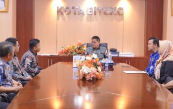 Walikota Bitung Hengky Honandar saat menerima kunjungan Kepala BPS Bitung Carlos E. Siburian terkait persiapan Sensus Ekonomi 2026. Pemkot Bitung pastikan dukungan penuh demi keakuratan data ekonomi daerah. (Foto: Dok. Istimewa)